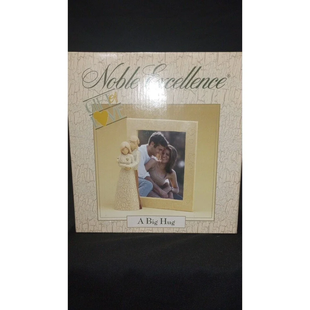 Noble Excellence Gift of Love Best Friends Big Hug A Couple Figurine 5x7 Frame